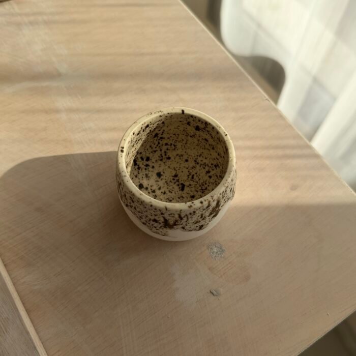 ⁦فنجان جليز منقط مع صحن⁩ - الصورة ⁦4⁩