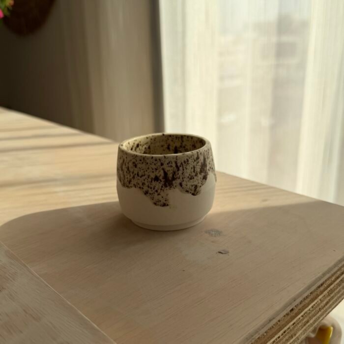 ⁦فنجان جليز منقط مع صحن⁩ - الصورة ⁦3⁩