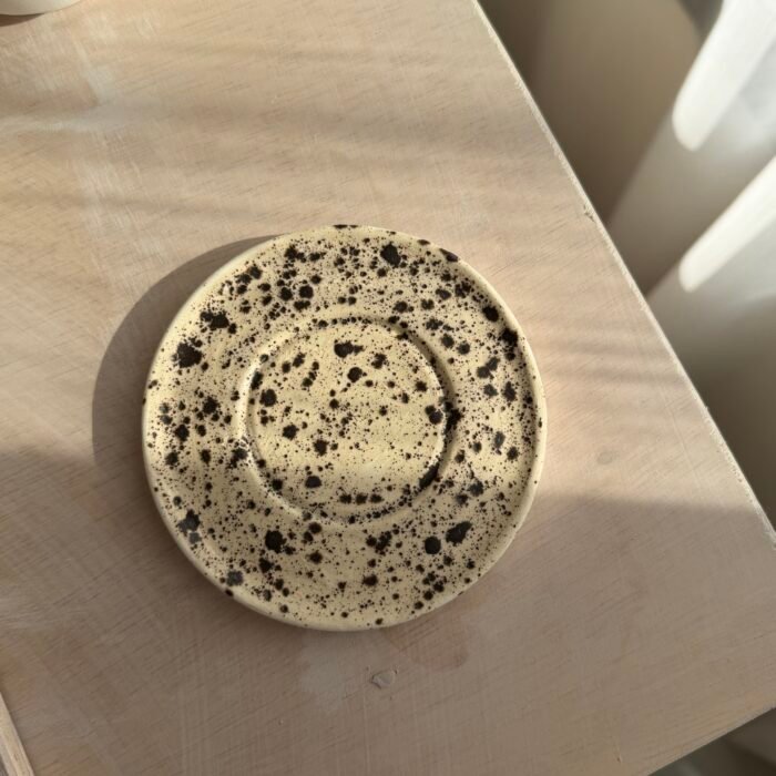 ⁦فنجان جليز منقط مع صحن⁩ - الصورة ⁦2⁩