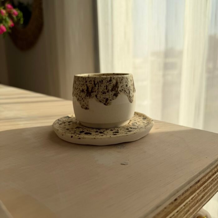 ⁦فنجان جليز منقط مع صحن⁩ - الصورة ⁦1⁩