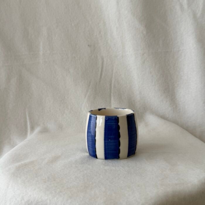 ⁦فنجان خطوط ازرق واسود⁩ - الصورة ⁦1⁩