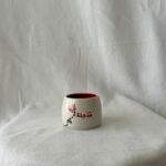 فنجان مذهلة مع فراشة