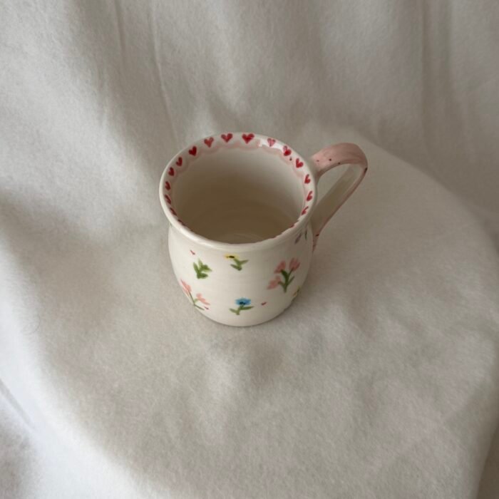 ⁦كوب البستان مع قلوب⁩ - الصورة ⁦3⁩