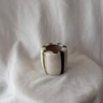 ⁦كوب خطوط خضراء وبنفسجية⁩ - الصورة ⁦2⁩