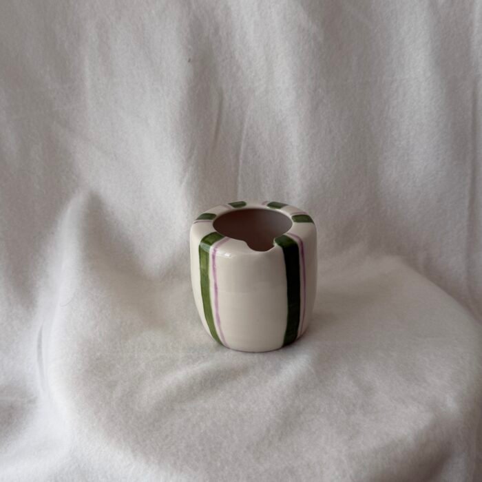 ⁦كوب خطوط خضراء وبنفسجية⁩ - الصورة ⁦2⁩