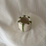 كوب خطوط خضراء وبنفسجية