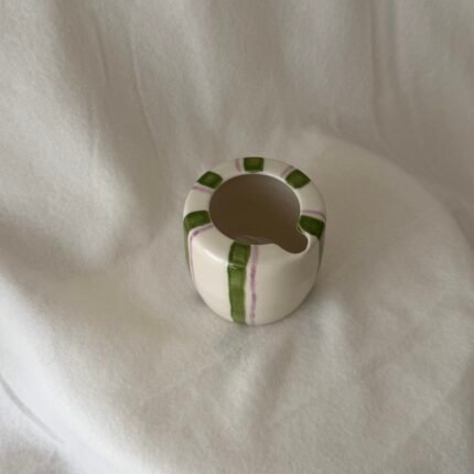 كوب خطوط خضراء وبنفسجية