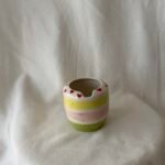 كوب خطوط صفراء ووردي واخضر