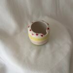 ⁦كوب خطوط صفراء ووردي واخضر⁩ - الصورة ⁦2⁩