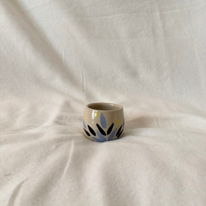 فنجان أوراق سوداء وبحرية - Image 1